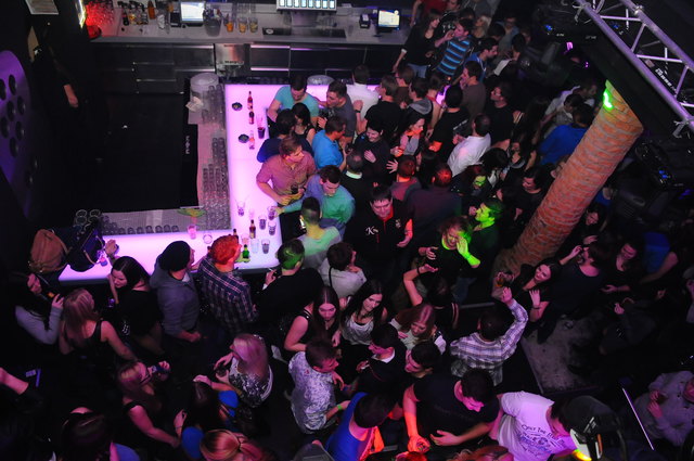 Auf zwei Etagen können die Besucher in der Disco B82 vor allem eines: jedes Wochenende gehörig Party machen!