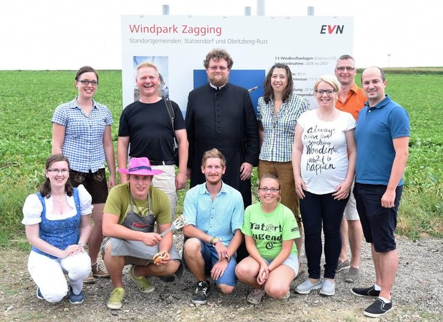 Ein Gruppenfoto der Landjugend Hain mit Franz Higer, Leopold Klenkhart und Daniela Engelhart.