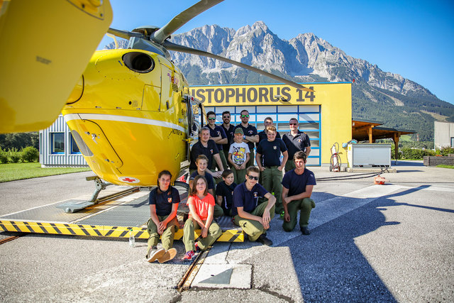 Die jugendlichen der Freiwilligen Feuerwehr Irdning besuchten auch den Stützpunkt des "Christophorus 14".