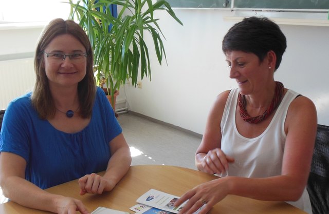 Bildungsberaterin Andrea Stelzer mit einer Kundin.