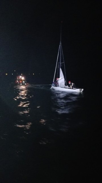 Die Wasserrettung und Feuerwehr Henndorf konnte das gekenterte Boot sicher an Land ziehen.