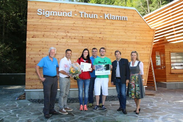 Bernhard Gritsch (VSF Finanzreferent), Christoph Bründl (Obmann TVB Kaprun), Laura Götz (millionste Besucherin), Hans Jäger (Obmann VSF), Pascal Wallrich (millionster Besucher), Manfred Gassner (Bürgermeister Kaprun) & Mag. Renate Ecker (Tourismusdirektorin Zell am See-Kaprun)