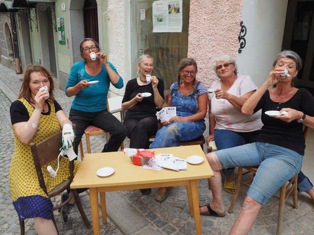 Pause auf der MÜK-Baustelle – leider noch ohne Kaffeemaschine: Zwirnknopfmacherin Sabine Krump, Keramikerin Sabine Pichlmann, Schmuckdesignerin Carin Fürst, Kulturarbeiterin Martina Haberkorn, Quilterin Anneliese Schuber und Schmuckdesignerin Margit Kasimir (v.l.n.r.).