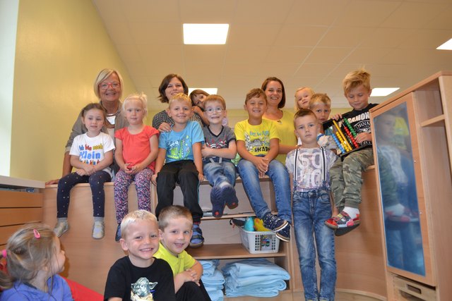 Freuen sich über die neu adapierten Räume: Bgm. Ingrid Salamon mit Leiterin Helga Illedits, Pädagogin Cornelia Aufner sowie Kinder des KG Walbersdorf.