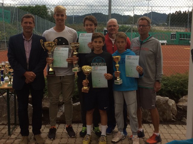 Burschen u16 Siegerehrung: v.l.n.r. STTV Jugendreferent Georg Veitz, Lukas Seidler, Morris Kipcak, Emil Pristauz, Oberschiedrichter Heinz Bergner, Lukas Neuhold, Turnierleiter Sepp Simbürger