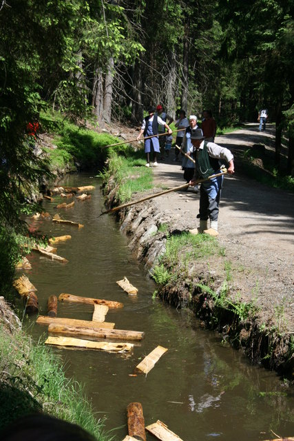 Im Schwarzenbergischen Schwemmkanal wird das Holz wie im 18. Jhdt transportiert.