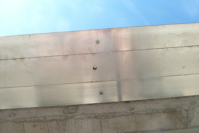 Bei starker Sonneneinstrahlung hilft oft nur ein Blick von unten...