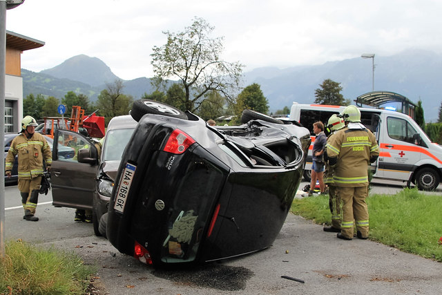 Ein Auto kam seitlich zum Liegen. | Foto: FF Kuchl