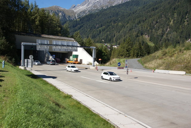 Motorradunfall im Arlbergtunnel: Der Tunnel war vorübergehend in beide Richtungen gesperrt.