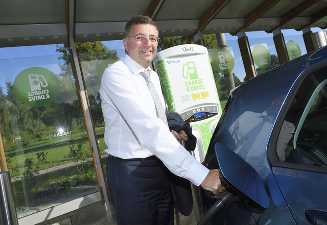 Minister Jörg Leichtfried bei einer Schnellladestation für Elekroautos während seiner Auslandreise in Oslo. | Foto: BMVIT