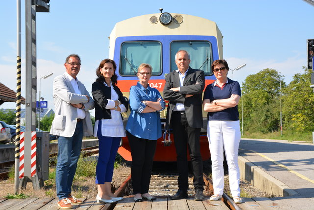 Die Bahn muss bleiben: Dafür treten die Bürgermeister Kurt Jantschitsch, Marianne Rickl, Claudia Weber und Erich Hofer sowie Kleinregions-Managerin Edith Grames ein.