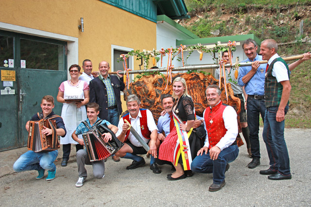 Ein kulinarischer Höhepunkt: Florian Schupanz (vorne Mitte) lädt zum bereits 13. Speckfest mit Bauernmarkt | Foto: WOCHE