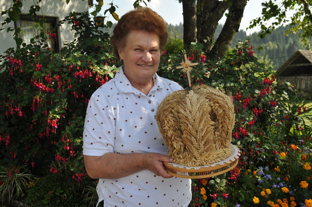 Frieda Tamegger weiß, welche Getreibesorten in die Erntekrone gebunden werden müssen und gibt ihre Kenntnisse weiter | Foto: Friessnegg