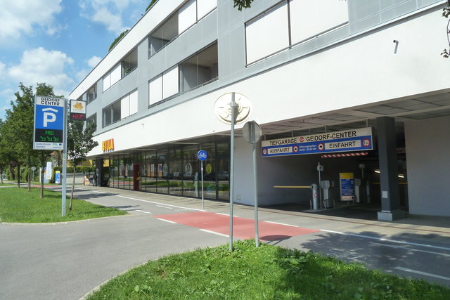 Etwa 9.200 kWh Strom benötigt diese große Hinweistafel pro Jahr, damit sie täglich 24 Stunden beleuchtet werden kann. Das alles passiert im dritten Jahrtausend in einer Stadt, die sich "Ökostadt" nennt. Dieses Foto wurde bei der Ein- Ausfahrt Körösistraße gemacht.