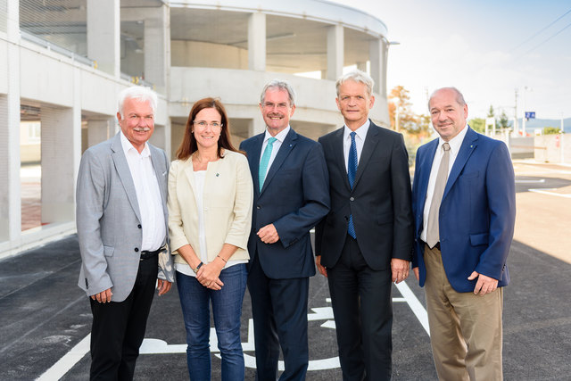 Bürgermeister KommR Kurt Staska, Karin Ferstl (Verkehrsabteilung BH Baden), Landesrat Mag. Karl Wilfing,
ÖBB Infra Vorstand Franz Bauer, Bezirkshauptmann Dr. Heinz Zimper
