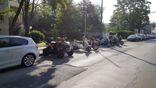 Lange gefordert, nun fix: Bei der Ausfahrt Am Kanal 103 wird ein Motorradstellplatz errichtet.
