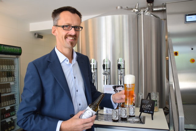 Markus Führer hat seinem entfernt verwandten Großonkel Egon Schiele ein Bier gewidmet, das nun als Bier zum Film serviert wird.