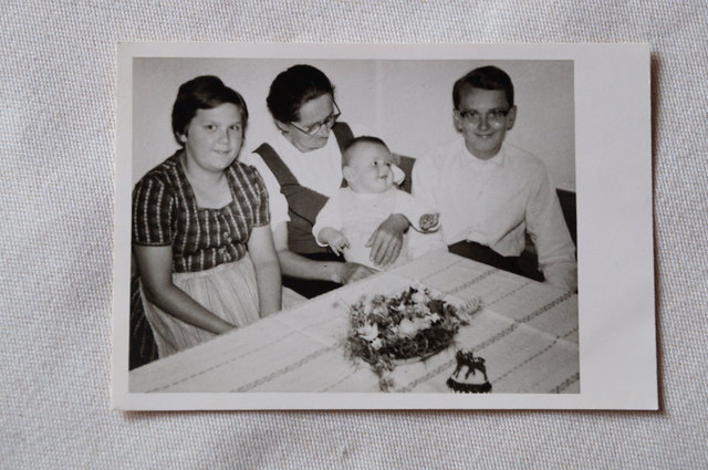 Gesucht: Elfriede Beierl (links außen), am Foto mit der verstorbenen Großmutter Stefanie Achatz (Mitte) und Friedrich Göd (rechts außen).