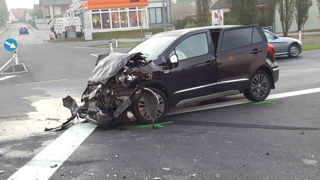 Beim Unfall auf der LB 2 wurden alle drei Beteiligten unbestimmt verletzt.