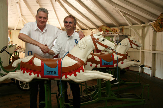 Der Ex und der Neue: Karl Mayer (r.) übergibt das Ringelspiel nach 52 Jahren an Ernst Hrabalek.