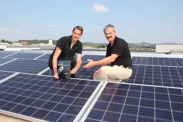 Auto Ebner-Geschäftsführer Stefan Ebner (l.) und Alfred Rastädter bei der offiziellen Inbetriebnahme der neuen PV-Anlage.