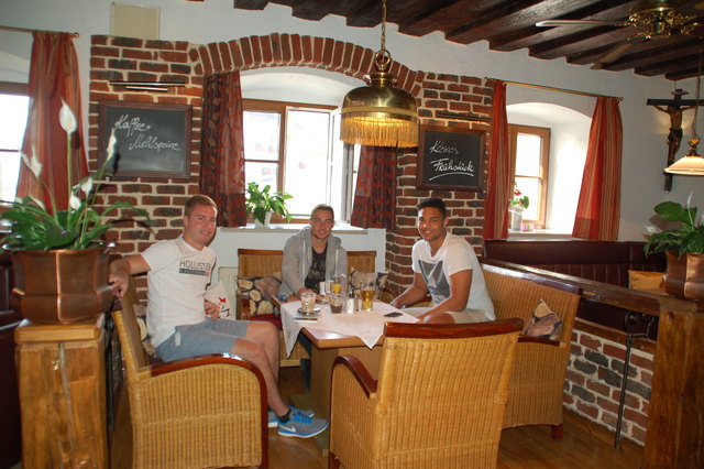 Auch das neue Lokal "Mein Café", am Bild Clemens Brunner, Daniel Undeutsch und Sebastian Aigner, ist dabei.