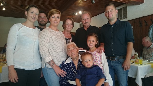 Berta Platzer im Kreise der Familie. Der 100. Geburtstag wurde gebührend gefeiert