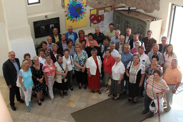 Ein Gruppenfoto der Schulkameradinnen und -kameraden