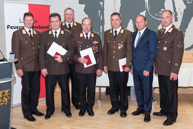 Auszeichnungen: Stefan Winkler, Manfred Farthofer und Adolf Schinnerl (mit Urkunden v.l.n.r.) wurden geehrt.