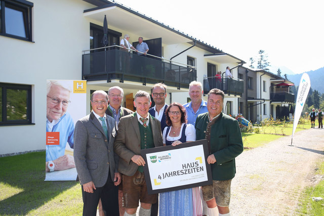 Im Bild von links bei der Wohnungsübergabe in St. Koloman: Vize-Bürgermeister Ing. Herbert Walkner, DI Christian Struber (Geschäftsführer Salzburg Wohnbau), Bürgermeister Willi Wallinger , die beiden Hilfswerk Geschäftsführer Mag. Hermann Hagleitner u. LAbg. Mag. Daniela Gutschi, Baumeister Josef Kaiser (Kaiser Bau) und Wohnbau-Landesrat Hans Mayr. | Foto: Neumayr