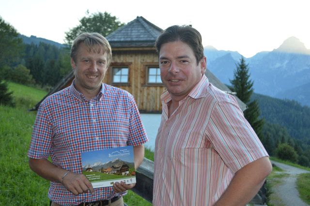 WKO Obmann Klaus Aitzetmüller (re.) mit Wirt Nik Berger vom Baumschlagerberg