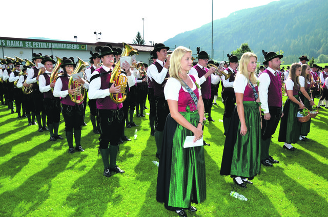 Gastgeber und jubilierender Verein: Der Musikverein St. Peter am Kammersberg eröffnete den Festakt am Sonntagvormittag am Sportplatz. | Foto: Anita Galler