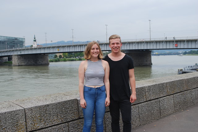 Victoria und Julius Zwirtmayr vor einer der letzten Donaubrücken in Linz.