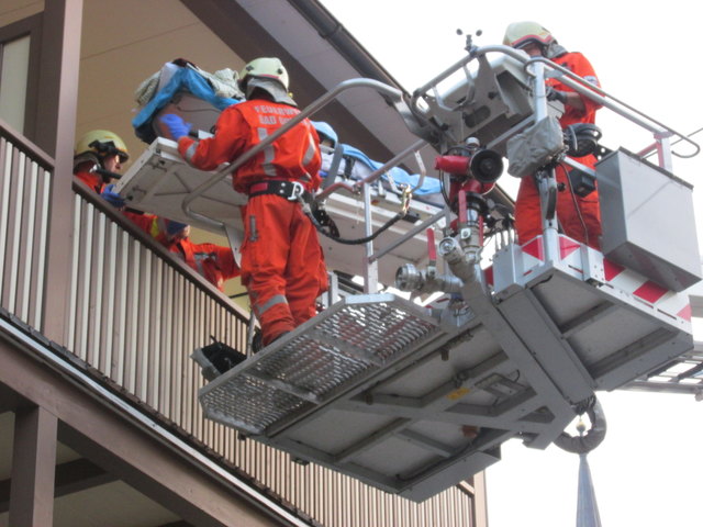 In Goisern musste am 7. September eine Patientin per Hubsteiger aus dem 2. Obergeschoß abtransportiert werden. | Foto: FF Bad Goisern