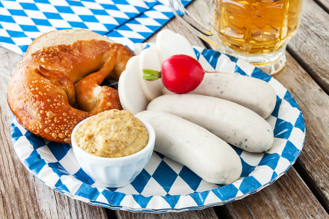 Weißbier, Weißwürste und Bierbrezen warten auf dem Wochenmarkt-Oktoberfest.