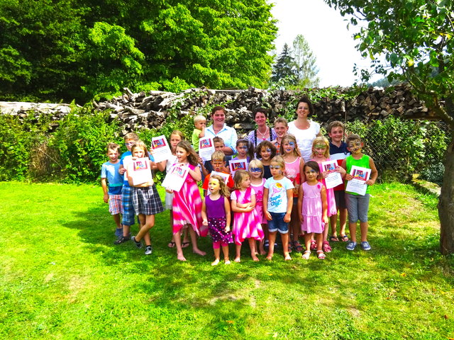 Im Bild hinten Isabella Reichart (Obfrau Elternbeirat Ki-Ga Krumau/Kamp), Nicole Holzinger (Obfrau Elternverein VS Krumau/Kamp) und Gaby Gaukel mit einigen Teilnehmerinnen am Kinder 3-Kampf.