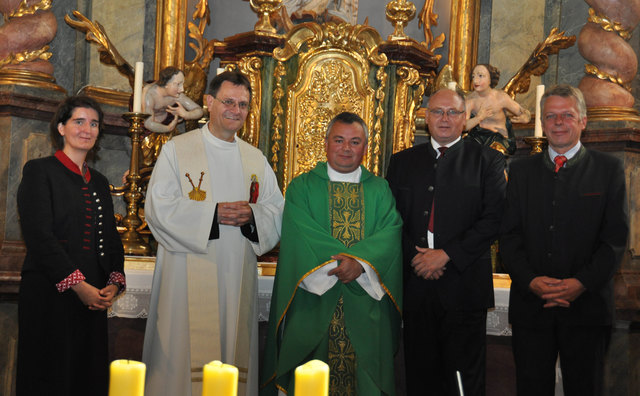 Michaela Lugmaier, Dechant Pater Jakobus, Pfarrmoderator Norbert Kokott, Peter Oberradter (Stv. Vorsitzender des PGR), Vbgm. Rudolf Graf (v. l.).