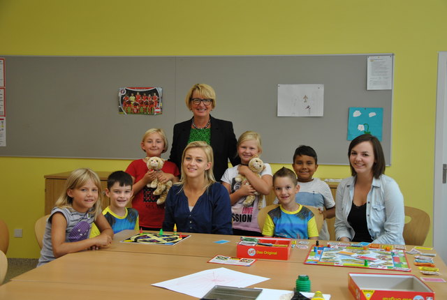 Bürgermeisterin Maria Pachner zu Besuch in der Ferienbetreuung, im Bild mit den Betreuerinnen Ines Ganglmayr und Julia Bonelli  (v.l.)