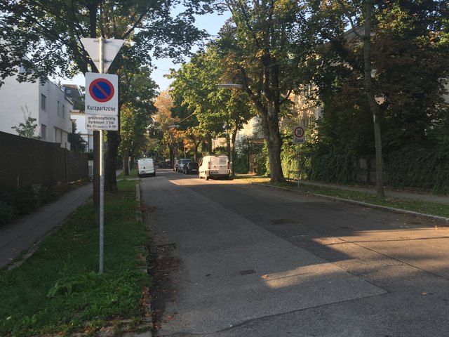 Die Cottagegasse im 18.: Viel Platz am Straßenrand.