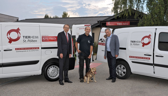 Nach 13 und 18 Jahren Einsatz mussten die Fahrzeuge ersetzt werden. Bürgermeister Mag. Matthias Stadler mit Tierschutzverein-Obmann Mag. Willi Stiowicek und Tierheimleiter Mag. Davor Stojanovic bei der Inbetriebnahme der neuen Fahrzeuge.