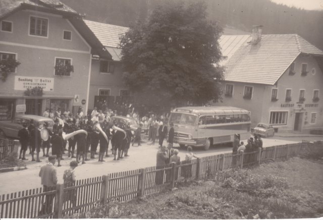 Die Musikkapelle erwartet die Ankunft der Gäste vor dem Neuwirt.