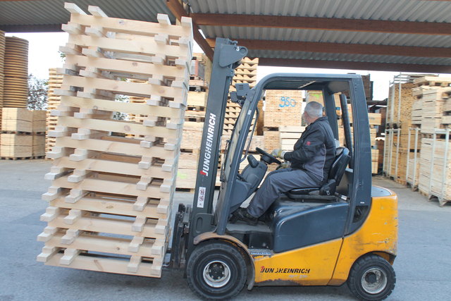 Die Firma Ecker in Neustift produziert Holzverpackungen. Am Freitag, 23. September, ist sie Gastgeber für das Netzwerktreffen "Hallo Nachbar".