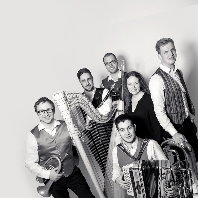 Die Gruppe Tanzig spielt bei der Feier am Oberen Stadtplatz.