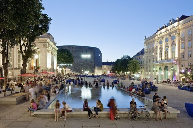 Das Museumsquartier ist ein beliebter Treffpunkt. Auch das Café Leopold ist stets gut besucht.