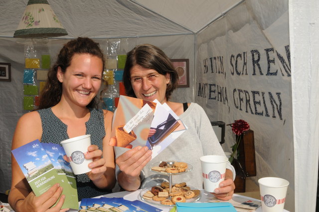 Michaela Stangl und Brigitte Bauer vom Basisbildungszentrum abc Salzburg luden in ihrem Pop-up-Café zum Austausch freundlicher Botschaften.