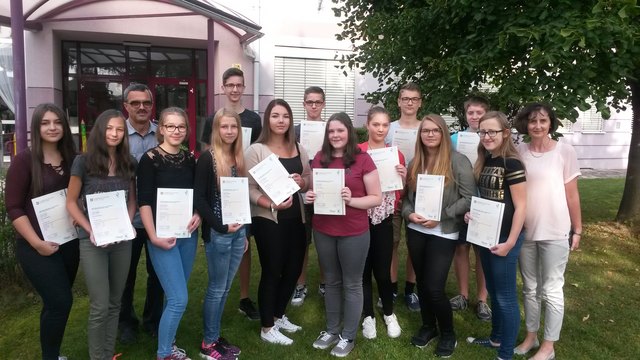 Tanja Kitzler, Sarah Himmer, Alexandra Hollinger, Chiara Gattringer, Florian Gattringer, Nikola Steininger, Florian Pollak, Sandra Amon, Katharina Glaser, Mathias Weigl-Pollack, Linda Poiss, Florian Allram, Barbara Bauer, KET-Betreuerin Susanne Vogler, Dir. Reinhold Koblinger.