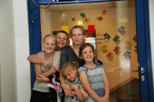 Die Familie hält zusammen: Marlen, Marcel, Nicole, Kyra (v.l.) und Xenia (vorne) Brunnhuber.