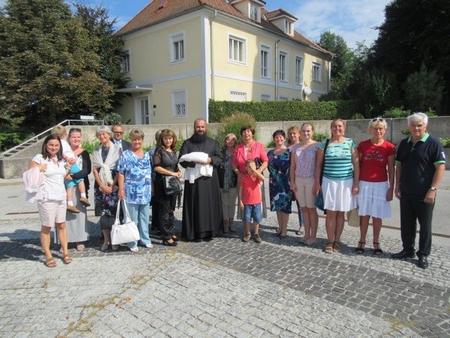 Pater Adalbert Gáspár wurde von Gläubigen und Stadtpfarrer Erich Seifner willkommen geheißen. | Foto: zVg