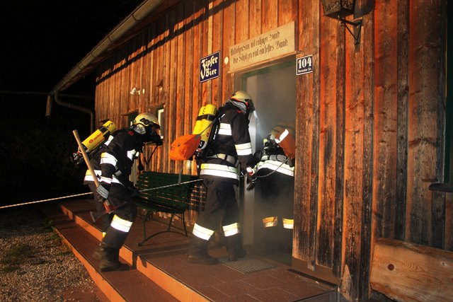 Bei der Brandannahme im Pernecker Vereinshaus musste eine Löschleitung gelegt und vermisste Personen vom Atemschutztrup gesucht werden. | Foto: FW Perneck