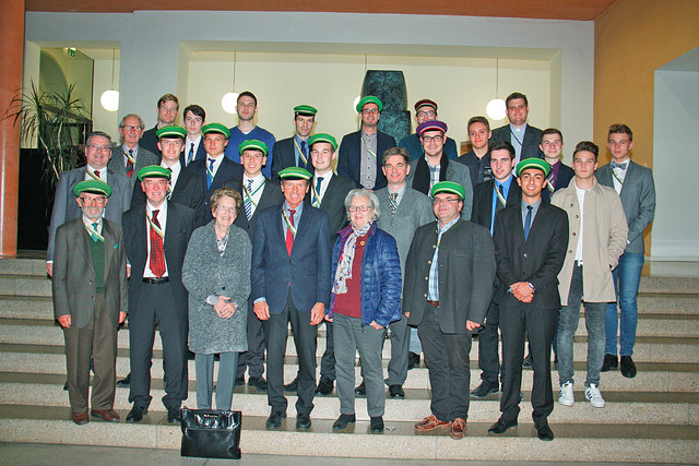 Gruppenfoto im Franziskanergymnasium nach einem Vortrag (November 2015) von NR Univ.-Prof. Karlheinz Töchterle (erste Reihe, 4. v.l.), der selbst seit seiner Jugend Mitglied der Sternkorona ist.